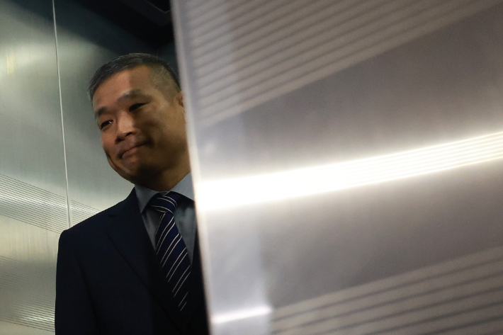 김동혁 전 국방부 검찰단장이 13일 피의자 신분으로 조사받기 위해 서울 서초구 순직해병특별검사팀에 출석하고 있다. 연합뉴스