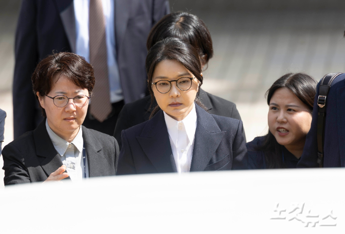 [속보]특검 "김건희, 진술거부권 행사…2시 10분 조사 종료"