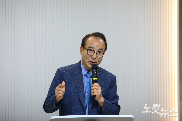 총신대학교 목회신학대학원 정우홍 교수가 강의를 진행하고 있다.