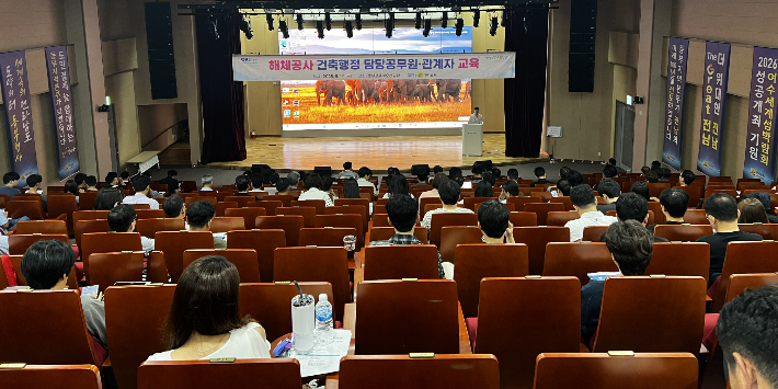 전라남도는 14일 동부청사 강당에서 지자체와 건축사, 기술사 등 건축 관계자, 도민을 대상으로 전문 철거 교육을 했다. 전라남도 제공