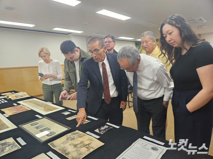 염만석 지사의 외증손 마이클 김(오른쪽에서 세번째)과 후손들이 기증물품을 살펴보고 있다. 인상준 기자