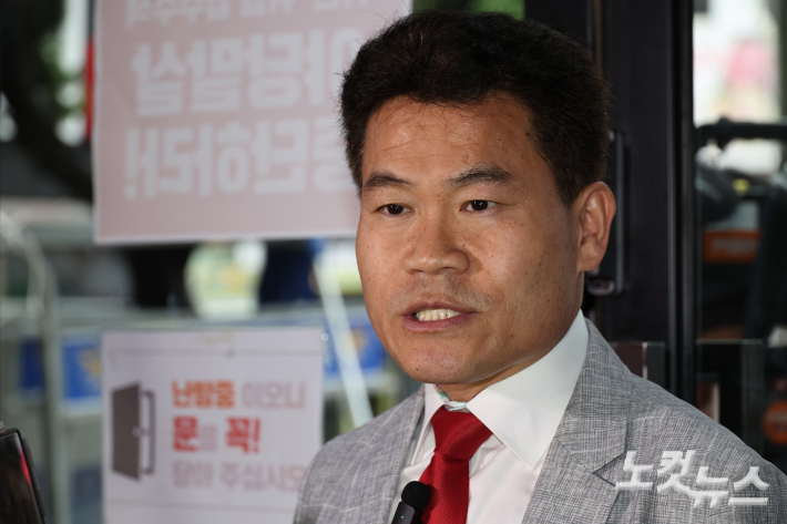 극우인사 전한길씨가 14일 오전 서울 여의도 국민의힘 중앙당사에서 열린 중앙윤리위원회 회의에 출석하며 입장을 밝히고 있다. 윤창원 기자