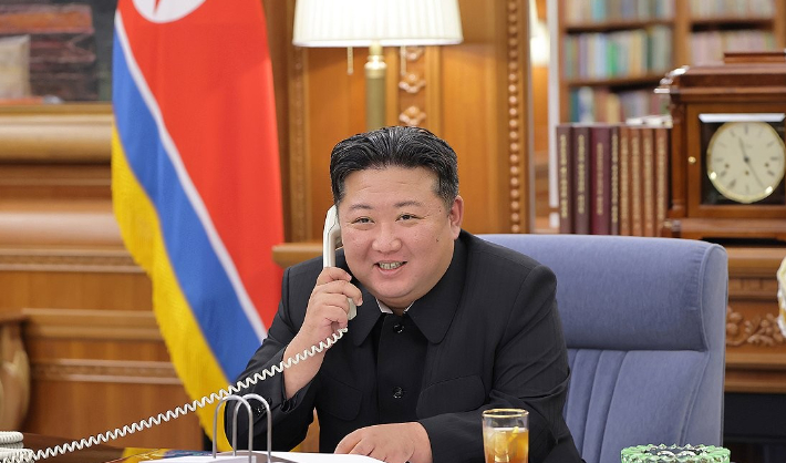 김정은 북한 국무위원장이 블라디미르 푸틴 러시아 대통령과 전화 통화하는 모습. 연합뉴스