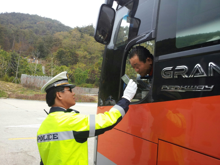 경찰의 음주 운전 단속 모습. 전북경찰청 제공