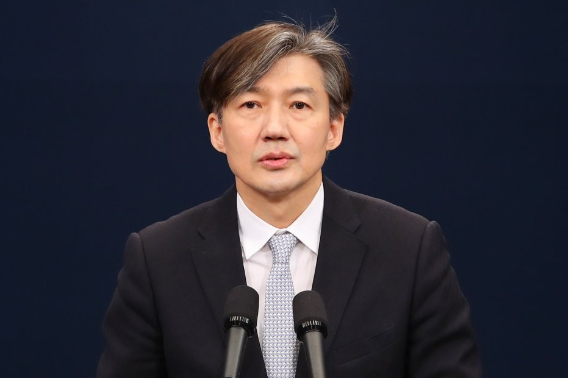 오늘밤 출소하는 조국, 공개 행보 언제쯤?