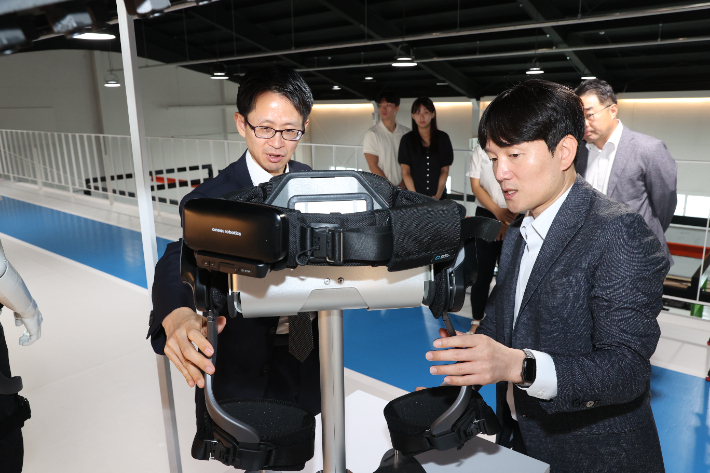 백승보 신임 조달청장(왼쪽)이 14일 혁신제품 생산기업인 (주)엔젤로보틱스를 찾아 제품의 혁신성과 공공성을 직접 확인하고 있다. 조달청 제공