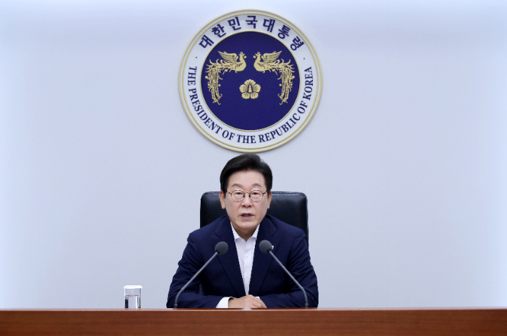 이재명 대통령이 14일 서울 용산 대통령실 청사에서 열린 5차 수석·보좌관 회의에서 발언하고 있다. 연합뉴스