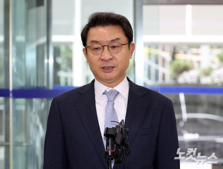 이억원 금융위원장 후보자가 14일 오전 서울 중구 예금보험공사에 마련된 인사청문회 준비사무실로 출근하며 취재진의 질문에 답하고 있다. 황진환 기자