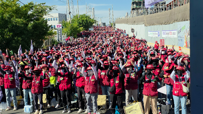 민주노총 전국플랜트건설노조 울산지부 조합원들이 집회를 하고 있는 모습. 사진 플랜트건설노조 제공