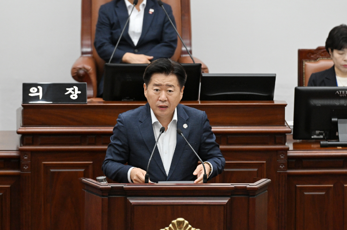 오영훈 제주지사가 14일 제441회 도의회 임시회에서 인사말을 하고 있다. 제주도의회 