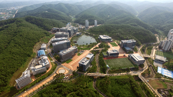 UNIST가 중소벤처기업부의 올해 딥테크 특화 창업 중심대학 시범사업에 선정됐다. UNIST 캠퍼스 전경. UNIST 제공