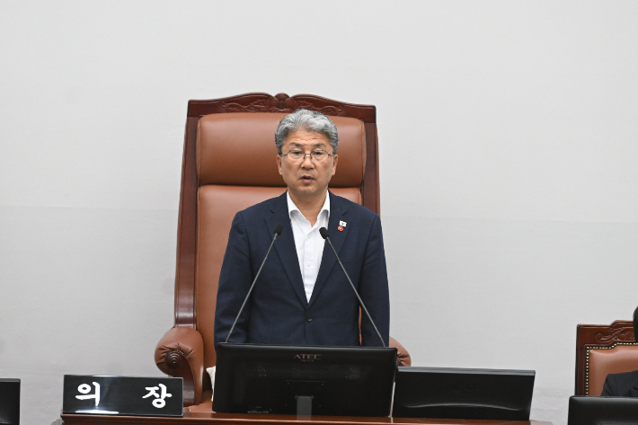 이상봉 제주도의회 의장이 14일 제441회 임시회 본회의를 진행하고 있다. 제주도의회 제공