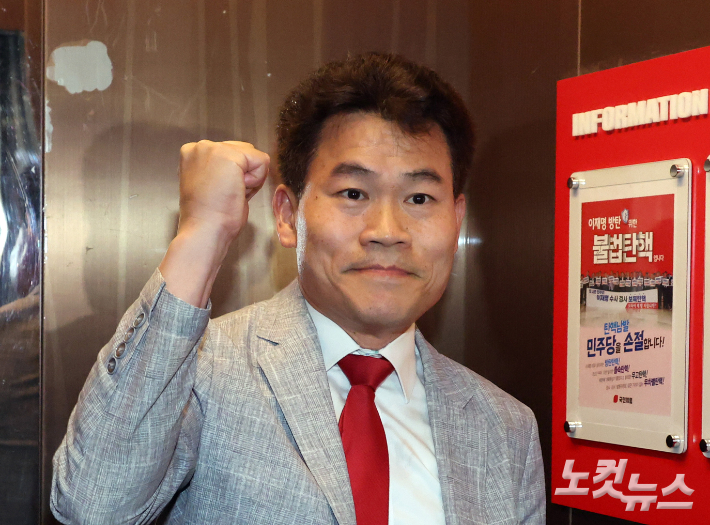 전한길 전 한국사 강사가 14일 오전 서울 여의도 국민의힘 중앙당사에서 열린 중앙윤리위원회 회의 출석을 위해 엘리베이터에 탑승해 손을 들어보이고 있다. 윤창원 기자