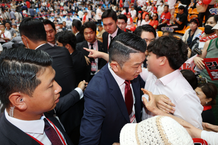 13일 오후 대전 서구 배재대학교에서 열린 국민의힘 충청·호남권 합동연설회에서 일부 지지자들이 마찰을 빚고 있다. 연합뉴스