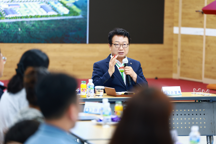 손병북 울진군수가 지난 13일 열린 다자녀가정 간담회 및 다자녀유공자 증서 전달식에서 인사말을 하고 있다. 울진군 제공