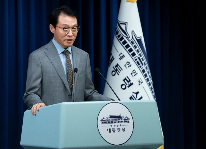 이규연 대통령실 홍보소통수석이 14일 서울 용산 대통령실 청사에서 이날 이재명 대통령 주재로 열린 수석·보좌관 회의 관련 브리핑을 하고 있다. 연합뉴스