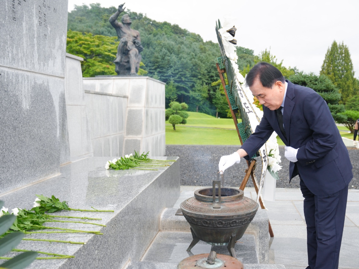 일본군 '위안부' 피해자 기림의 날인 14일 국립망향의동산을 찾은 김지철 충남교육감. 충남교육청 제공