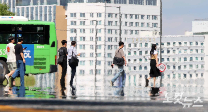 서울 도심에 지열로 인한 아지랑이가 피어오르고 있다. 박종민 기자