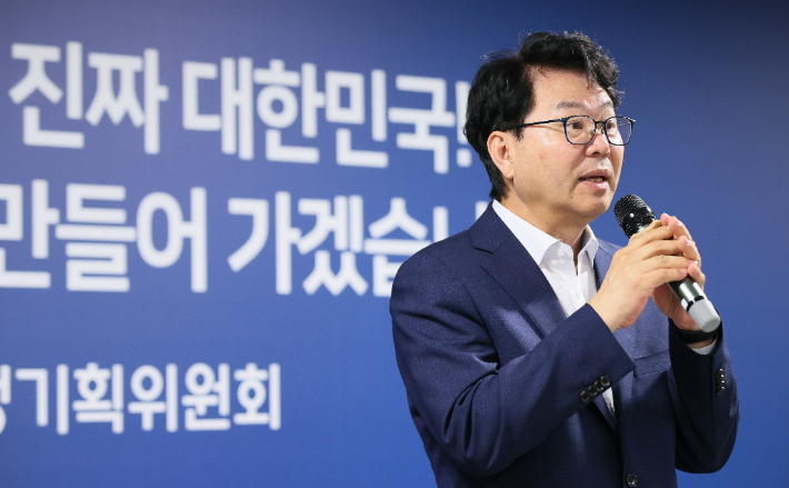 14일 서울 종로구 정부서울청사 창성동 별관에서 열린 국정기획위원회 해단식에서 이한주 위원장이 인사말을 하고 있다. 국정기획위원회 제공