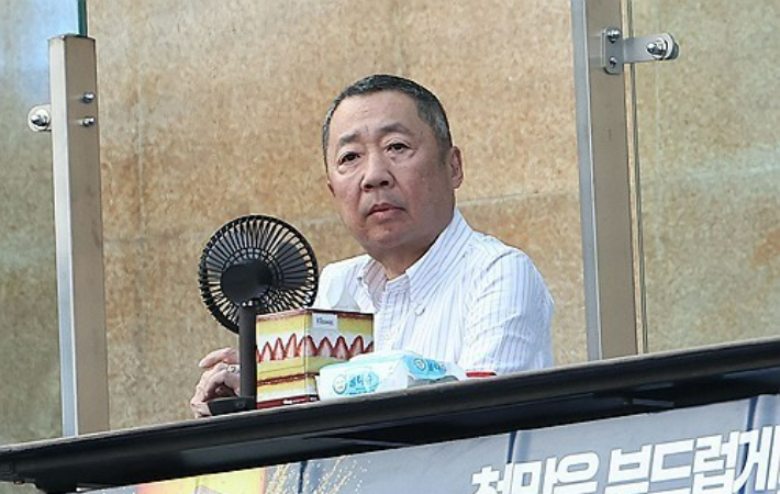 회장님들, 상반기 월급 살펴보니…163억 '연봉킹'은 두산 박정원