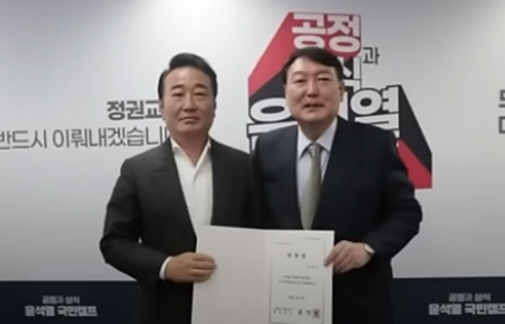 [단독]'국힘 실세' 이영수, 서희타워 비밀캠프서 '건진법사' 만났다[이정주의 질문하는기자]