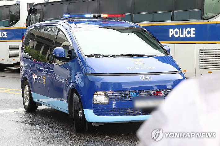 (서울=연합뉴스) 서대연 기자 = 김건희를 태운 차량이 14일 민중기 특별검사팀 사무실이 마련된 서울 종로구 KT 광화문빌딩 웨스트로 들어가고 있다.     이번 조사는 지난 12일 김씨에 대한 구속영장이 발부된 이후 첫 소환이다. 2025.8.14 dwise@yna.co.kr 연합뉴스