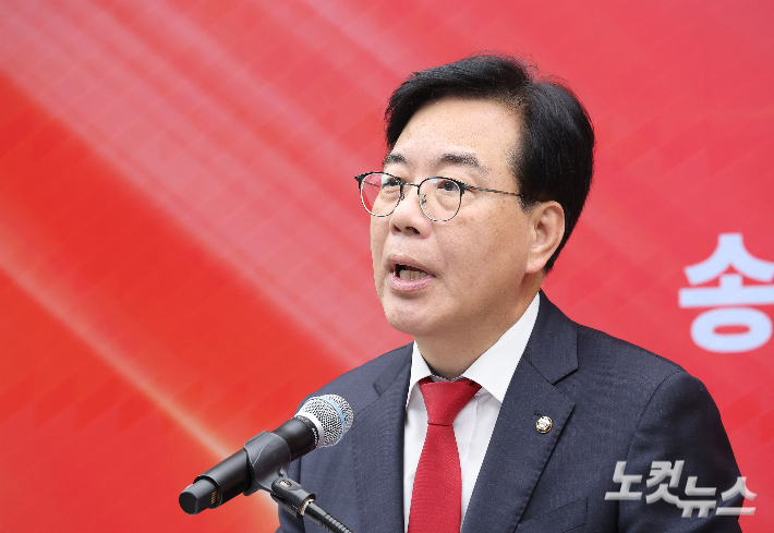 국민의힘 송언석 비상대책위원장 겸 원내대표가 14일 오후 서울 여의도 국민의힘 중앙당사에서 열린 제6차 전당대회 수도권·강원·제주 합동연설회에서 인사말을 하고 있다. 윤창원 기자