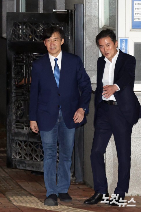 '광복절 특별사면'으로 사면·복권되는 조국 전 조국혁신당 대표가 15일 새벽 구로구 서울남부구치소를 나서고 있다.