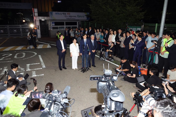 '광복절 특별사면'으로 사면·복권되는 조국 전 조국혁신당 대표가 15일 새벽 구로구 서울남부구치소를 나서며 대국민 인사를 하고 있다.
