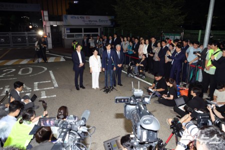'광복절 특별사면'으로 사면·복권되는 조국 전 조국혁신당 대표가 15일 새벽 구로구 서울남부구치소를 나서며 대국민 인사를 하고 있다.