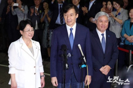 '광복절 특별사면'으로 사면·복권되는 조국 전 조국혁신당 대표가 15일 새벽 구로구 서울남부구치소를 나서며 대국민 인사를 하고 있다.