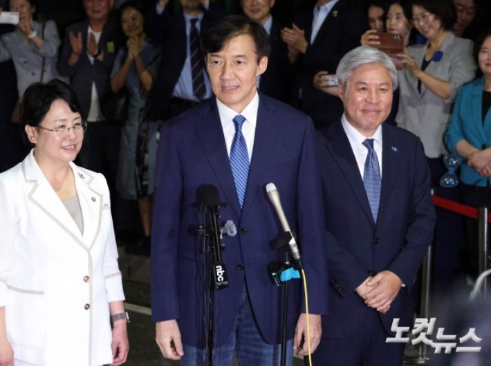 '광복절 특별사면'으로 사면·복권되는 조국 전 조국혁신당 대표가 15일 새벽 구로구 서울남부구치소를 나서며 대국민 인사를 하고 있다. 윤창원 기자