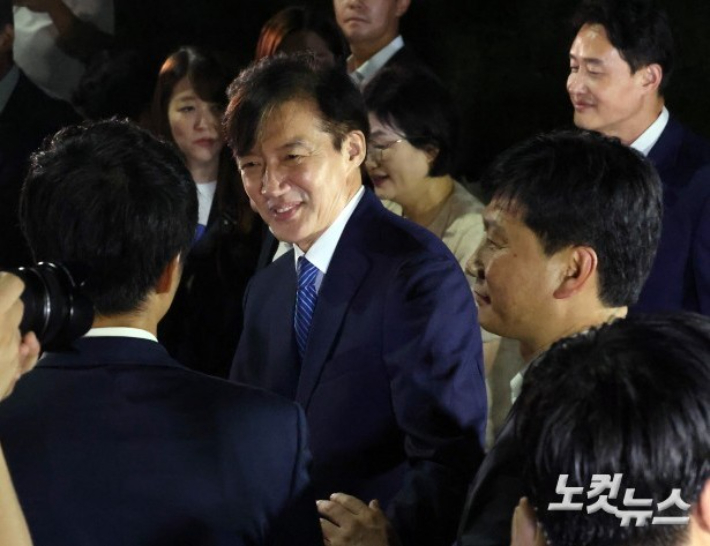 '광복절 특별사면'으로 사면·복권되는 조국 전 조국혁신당 대표가 15일 새벽 구로구 서울남부구치소를 나서며 지지자들과 밝은 표정으로 인사를 하고 있다. 윤창원 기자