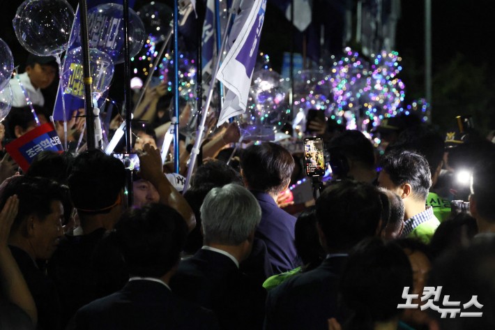 '광복절 특별사면'으로 사면·복권되는 조국 전 조국혁신당 대표가 15일 새벽 구로구 서울남부구치소를 나서며 지지자들과 인사하고 있다.