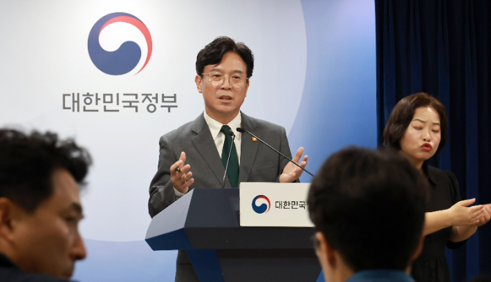 김영훈 고용노동부 장관이 7월 29일 정부서울청사에서 '노동조합 및 노동관계조정법 개정안' 관련 브리핑을 진행하고 있다. 고용노동부 제공