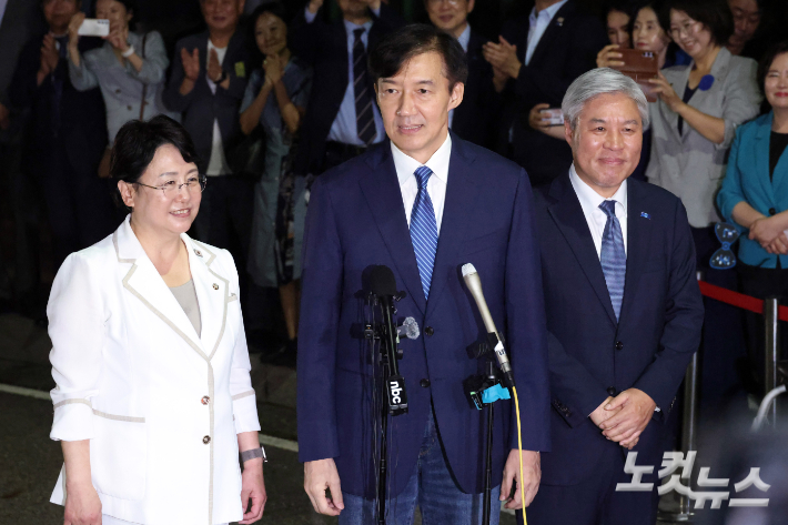 '광복절 특별사면'으로 사면·복권되는 조국 전 조국혁신당 대표가 15일 새벽 구로구 서울남부교도소를 나서며 대국민 인사를 하고 있다. 윤창원 기자