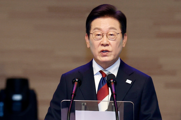 이재명 대통령이 15일 서울 세종문화회관에서 열린 80주년 광복절 경축식에서 경축사를 하고 있다. 연합뉴스