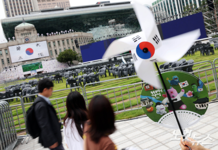 '제80주년 광복절' 을 하루 앞둔 14일 서울도서관 외벽 '서울꿈새김판'에 대형 태극기 작품이 걸려있는 가운데 15일 서울 전역에 폭염주의보가 추가됐다. 황진환 기자
