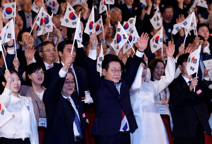 이재명 대통령과 김혜경 여사가 15일 서울 세종문화회관에서 열린 80주년 광복절 경축식에서 참석자들과 만세 삼창을 하고 있다. 연합뉴스