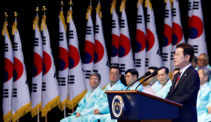 이재명 대통령이 15일 서울 세종문화회관에서 열린 80주년 광복절 경축식에서 경축사를 하고 있다. 연합뉴스