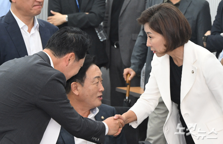 나경원 "尹 수갑채워 진료? 국제 인권문제 비화될 사안"