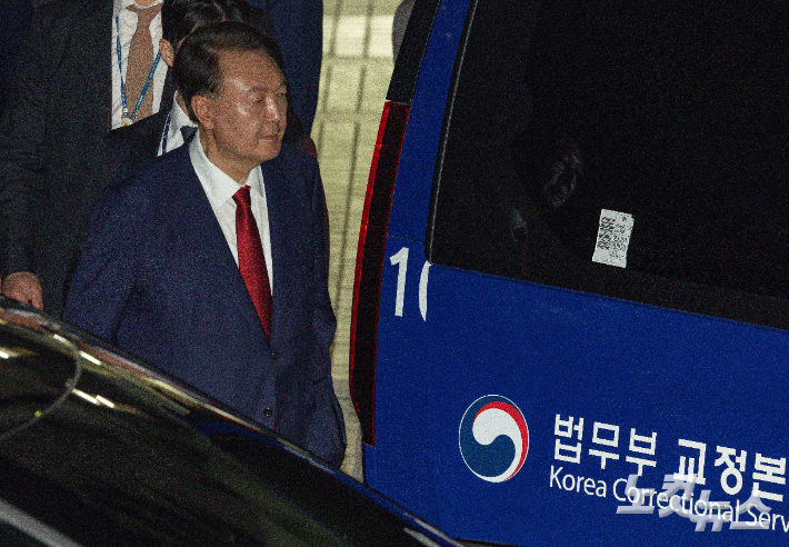 12·3 불법계엄 사태로 특검 수사를 받는 윤석열 전 대통령이 지난달 9일 서울 서초구 서울중앙지방법원에서 열린 구속 전 피의자 심문(영장실질심사)을 마치고 대기 장소인 서울구치소로 이동하고 있다. 사진공동취재단