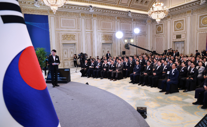 이한주 국정기획위원장이 13일 청와대 영빈관에서 열린 국정기획위원회 국민보고대회에서 발표하고 있다. 연합뉴스