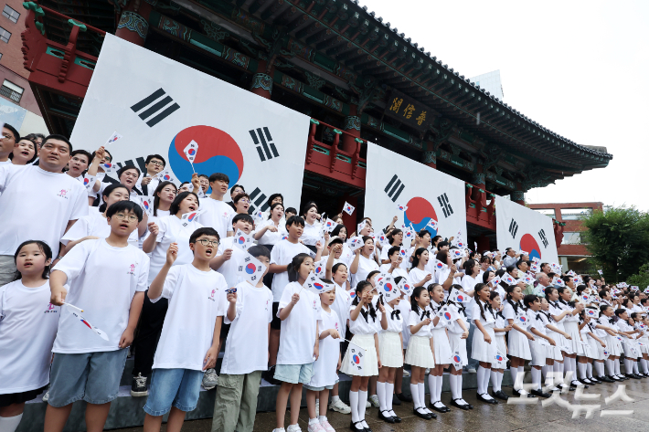 서울 전역에 폭염특보가 내려진 15일 오세훈 서울시장과 독립유공자 후손, 어린이 합창단원 등 참석자들이 종로구 보신각에서 열린 '제80주년 광복절 기념 타종행사'에서 광복절 노래를 부르고 있다. 윤창원 기자