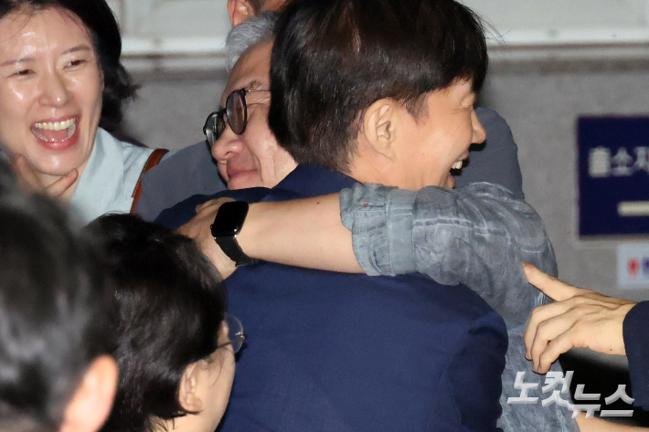 '광복절 특별사면'으로 사면·복권되는 조국 전 조국혁신당 대표가 15일 새벽 구로구 서울남부교도소를 나서며 최강욱 전 더불어민주당 의원과 포옹을 하고 있다. 윤창원 기자