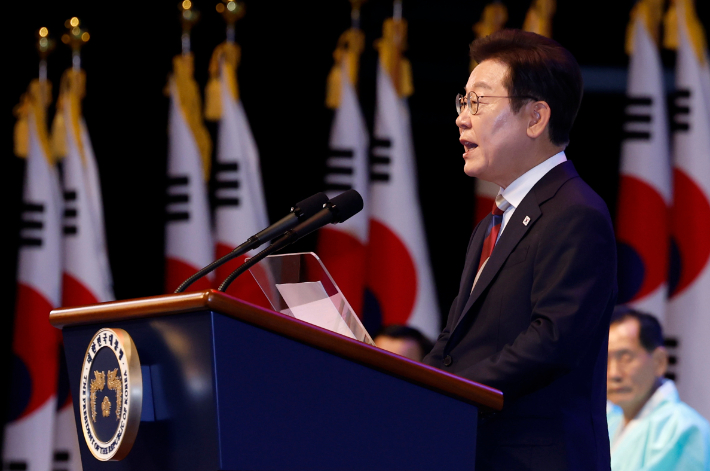 이재명 대통령이 15일 서울 세종문화회관에서 열린 80주년 광복절 경축식에서 경축사를 하고 있다. 연합뉴스