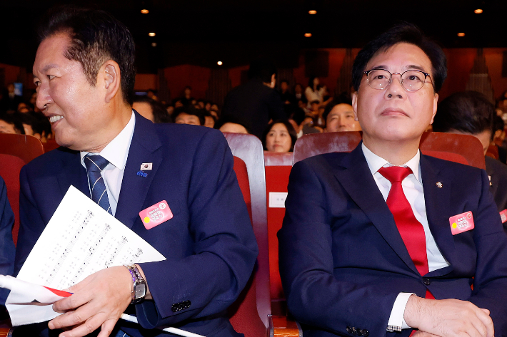 광복절에도 악수 안한 여야…송언석 "대관식 안 간다"