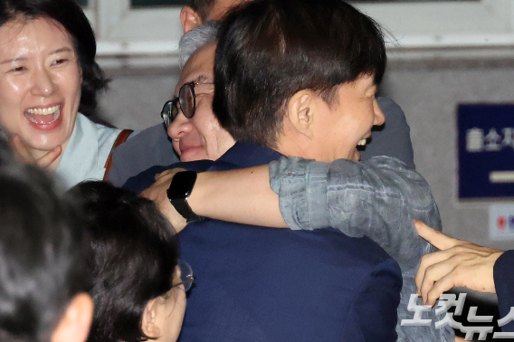 '광복절 특별사면'으로 사면·복권되는 조국 전 조국혁신당 대표가 15일 새벽 구로구 서울남부교도소를 나서며 최강욱 전 더불어민주당 의원과 포옹을 하고 있다. 윤창원 기자