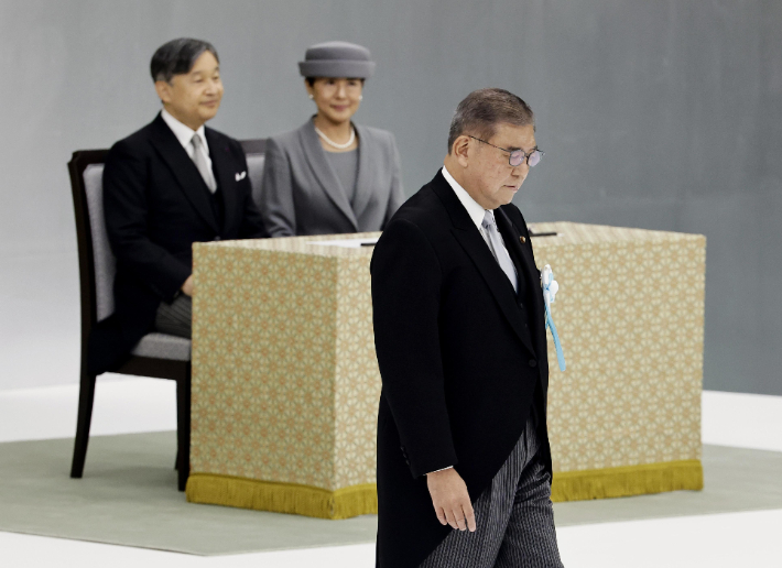 일본의 패전일인 15일 도쿄 일본무도관에서 열린 '전국 전몰자 추도식'에 참석한 나루히토 일왕 부부와 이시바 시게루 총리. 이시바 총리는 식사(式辭)에서 "전쟁의 참화를 결단코 되풀이하지 않겠다"며 "그 전쟁의 반성과 교훈을 이제 다시 가슴 깊이 새겨야 한다"고 말했다. 연합뉴스