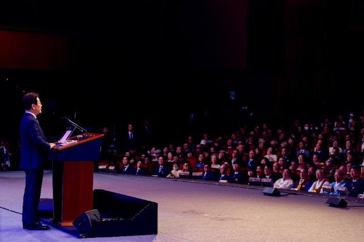 이재명 대통령이 15일 서울 세종문화회관에서 열린 80주년 광복절 경축식에서 경축사를 하고 있다. 대통령실 제공